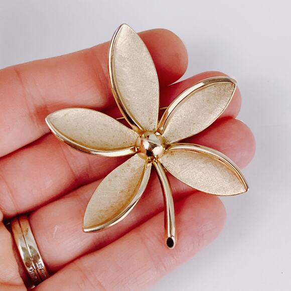 Signed Trifari Mid Century Gold Tone Floral Brooch Retro 1960s Costume Jewelry - Picture 3 of 12